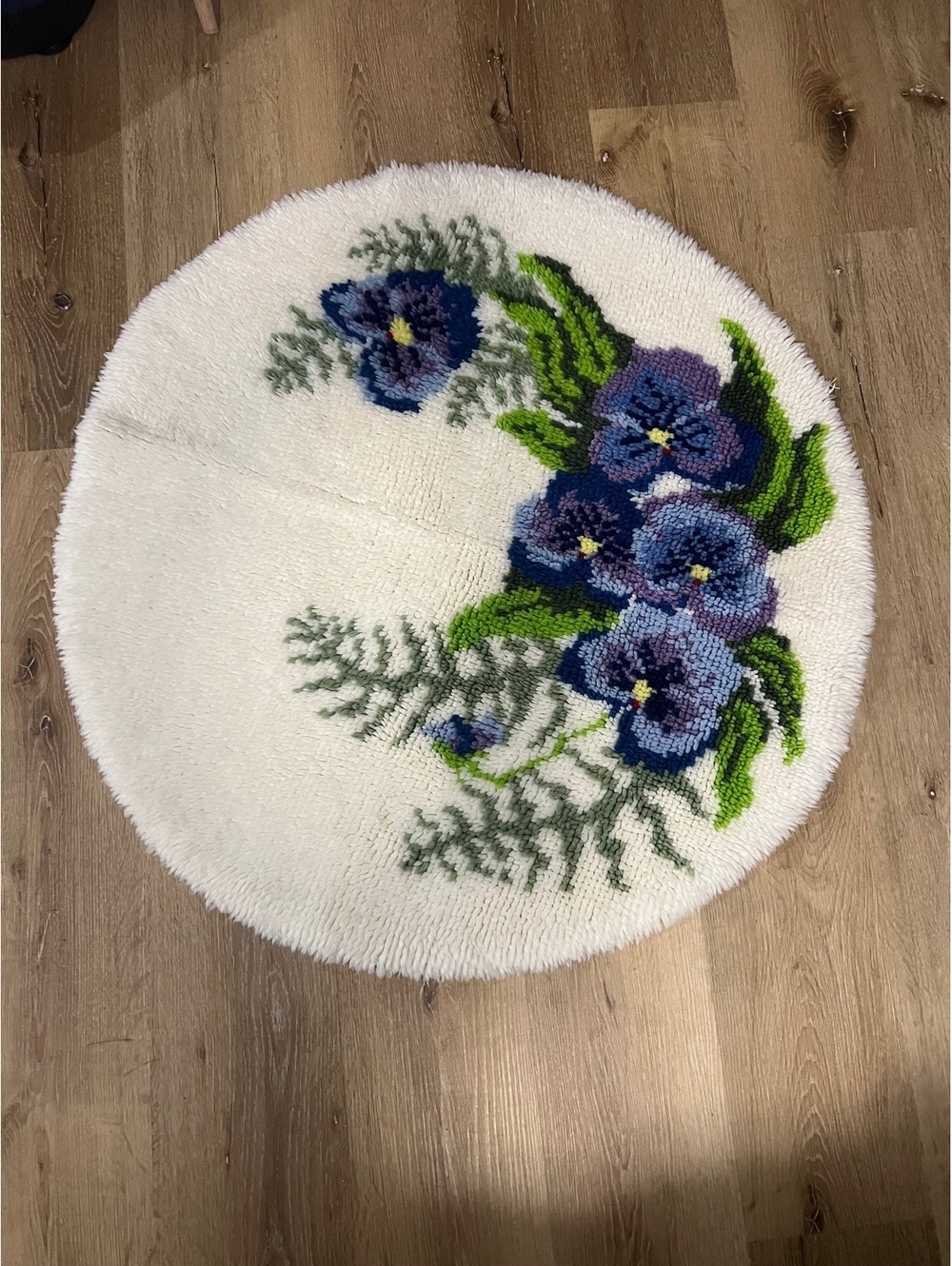 Completed Vintage Latch Hook Floral Accent Rug Tapestry - Retro 32 Inch